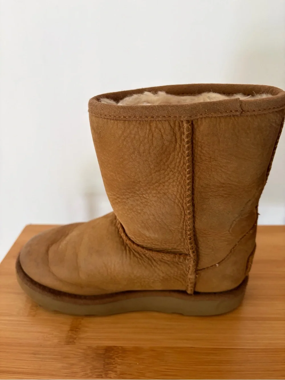 UGG Short Shearling Boots in Tan/Brown. Kid’s Sz 10. Unisex Toddler Boy / Girl